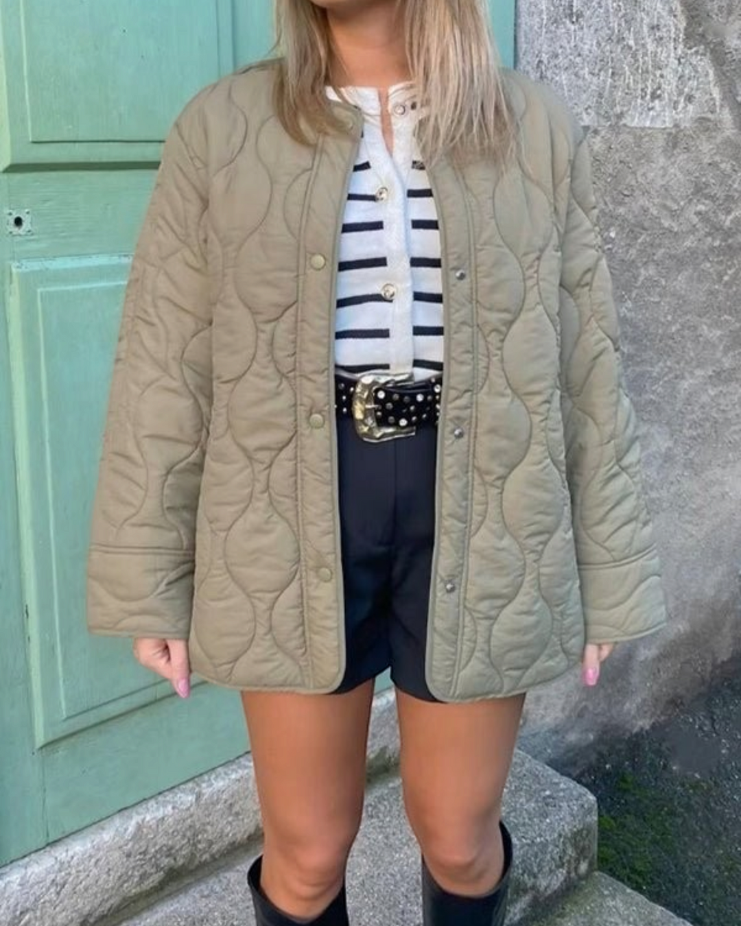 TANIA, giacca trapuntata girocollo, indossata – Luna Moda